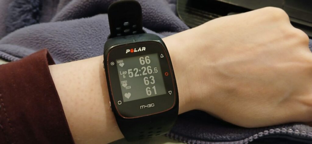 Photo d'une montre sur le poignet. Le cadrant montre plusieurs valeurs. 